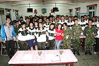 　志工媽媽與本部連全體官兵合影。（圖／文：曾俊諺）