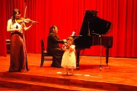 馬祖音樂教室成果發表會昨天下午民俗文物館登場,少年與兒童演奏者依序上台,展現練習一年的樂器技巧。(圖/文:邱竟瑋)