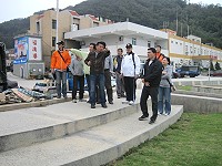 南竿鄉公所與鄉代會前往福澳鄉政考察,並討論介壽獅子市場拆除重建用地問題如何解決。(圖:南竿鄉代會提供)