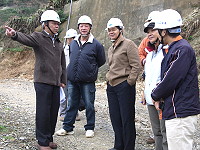 　縣長楊綏生昨走訪西莒勘察水資源現況，與水廠、公所、莒指部會勘樂道澳水庫改善工程。（圖：連江縣自來水廠提供）