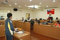 南竿鄉代會第九屆第三次定期大會昨進行總質詢,副主席陳錦泰、代表林紹馨、曹爾淼、陳其平、林明揚與楊水英等人輪番提問,主席陳志華則提出書面質詢。(圖/文:邱竟瑋)