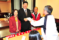 前縣長陳雪生在夫人陳秀蘭及幹部陪同下順利完成登記,成為正式立委候選人。(圖/文:曹重偉)