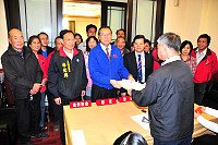 現任立法委員曹爾忠在縣長楊綏生及多位支持者陪同下完成參選登記。(圖/文:曹重偉)