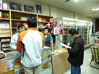 為了使地區餐飲消費價格標示透明,縣府日前舉辦「馬祖夠(購)安心優質商店」評選活動,評選小組至店家進行訪查。(圖:縣府建設局提供)