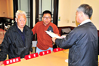 　陳財能在支持者陪同下於昨天上午前往　縣選委會辦理參選登記。（圖／文：曹重偉）