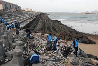　縣府建設局今年十月左右完成垃圾攔截索，將清水澳口的海漂垃圾阻絕境外，岸巡所清理的陳年垃圾也反映出建置的需求。（圖／文：邱竟瑋）