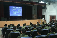 北指部官兵聚精會神聆聽冬令預防保健講習。（圖／文：傅仲賢）