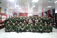 　新兵座談於北竿迎賓館舉辦，會後新進弟兄與志工媽媽合影留念。（圖／文：傅仲賢）