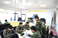 　指揮官柯將軍親自主持「心輔知能研討會」，少校心輔官-韓家文（站立者），就個案提出具體作法與後續輔導掌握。（圖／文：陳瑞誠）