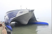 大陸平潭雙體穿浪型「海峽號」快速客輪船上工作人員為首航進行最後的準備,以服務迎接首批遊客。(圖:東南新聞網)