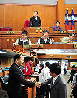 議長陳貴忠敲下議事槌,象徵縣議會第五屆第四次定期大會圓滿劃下句點;縣府官員們紛紛起身向議員們握手致意感謝支持與指教。(圖/文:曹重偉)