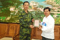 馬祖防衛指揮部政戰主任吳榮軒昨天榮調,縣長頒贈榮譽縣民證。(圖/文:邱竟瑋)