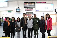 　楊縣長、楊主任與志工媽媽於機場歡送吳主任。（圖／文：曾俊諺）