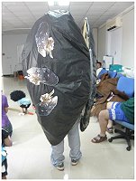 　海洋漁產業發展協會總幹事陳如嵐建議舉辦「馬祖淡菜節」，用淡菜美食來行銷馬祖觀光，也藉由觀光活動來推廣淡菜知名度。圖為今年鐵板燒塔節有踩街隊伍用黑色垃圾袋與厚紙板製成的「巨型淡菜」，造型十分搶眼。（圖：馬祖國中82年畢業同學會會長林紹宏提供）