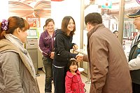 據內政部統計,馬祖性別失衡居全國之冠,在「僧多粥少」情形下,不少馬祖男性選擇「向外發展」,因此性別失衡亦成為馬祖外籍配偶比例全國第一的原因之一,圖為移民署長謝立功拜訪地區新住民。(圖/文:邱竟瑋)
