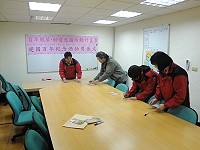 東引鄉公所舉辦百年風華、醉愛北疆活動計畫案-建國百年紀念酒抽獎活動,由秘書林光東主持抽獎。(圖:東引鄉公所提供)