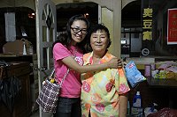 中華電信基金會「蹲點台灣」紀錄片得獎人張云瀞和馬港鄉親曹寶珠建立深厚情感。(圖/文:邱竟瑋)