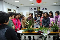 　連江縣婦女會舉辦組合盆栽研習，邀請曹曉芬老師示範及講解，教導大家如何組合花材成為一幅畫。(圖／文：劉秋月)