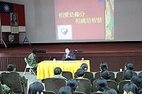 　志工媽媽與女性官兵分享自身經歷並以此為引，談論自我成長五步驟。（圖／文：曾俊諺）