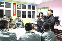 東引指揮部心輔官與志工媽媽與弟兄暢談東引的生活。(圖/文:彭家慶)