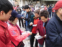　消防局結合鳳凰志工前進各村宣導，無論是清明節或冬令期間毫無間斷，消防局說保障居民安全最重要。（圖：消防局提供）