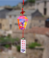 交通局100年度交通安全宣導品,由地區陳振輝老師設計製作的馬祖特色風燈安全吊飾,圖騰是用太陽雨畫作製作,未來全縣各家戶發送1個。(圖/文:劉秋月)