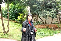 連江縣育幼院院友會長張月仙前天回訪院址,對孩提情景、一草一木充滿感情。(圖/文:邱竟瑋)