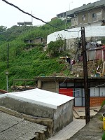 　東引南澳地區大部分電力已走入地下化，僅有少數幾處巷道還存在著電桿。（圖／文：陳其敏）