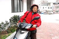 　長期照顧服務員陳鶯梅每個禮拜要照顧六到七個個案，她謙虛地說：「我做的一丁點，算什麼呢？」（圖／文：邱竟瑋）