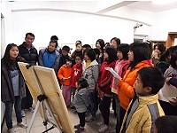 　教育局局長抵達東莒國小了解業務推展並參加梵谷巡迴展開幕茶會，由小小導覽員解說帶領進入梵谷藝術世界。（圖：東莒國小提供）