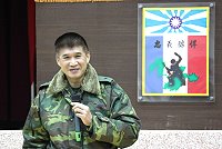 東引指揮部指揮官賀將軍盡力地答覆屆退弟兄們所提出的各項問題。(圖/文:康贊清)