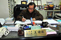 民政局向來有「第一大局」稱號,局長王詩乾服務公職多年,對於民政工作可說是駕輕就熟,品項繁雜多如牛毛的社政業務,都在腦海裡乖乖排隊,將縣長政見一一落實。(圖/文:曹重偉)