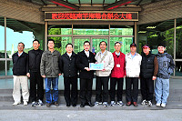 　台灣電力公司致贈連江縣南竿鄉公所100年度發電年度協助金新台幣一百萬元，由馬祖區營業處處長蔡欽堂代表該公司，將支票轉交給鄉長朱秀平。（圖／文：曹重偉）