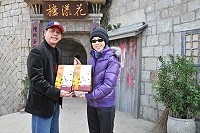 　議長陳貴忠前往芹壁「花漾」片場致贈馬祖老酒向工作人員送溫暖，導演周美玲代表接受。（圖／文：陳鵬雄）