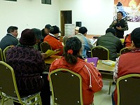 　立法委員參選人陳財能野菊行動總部前進東引，與鄉親「攀講」摶感情。（圖／文：陳其敏）