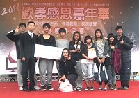 馬中熱舞社赴台參加由百世教育基金會舉辦的第六屆「孝道創意表演競賽」高中組全國第三名,得獎返校獻獎共享榮耀。(圖:馬祖高中提供)