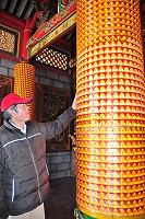 新的一年,幫自己點一盞明燈吧!馬祖境天后宮光明燈、安太歲燈今年持續辦理,即起受理善男信女登記,根據習俗,肖猴、肖狗及肖龍者均應安太歲。(圖/文:曹重偉)
