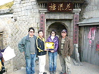 　電影「花漾」北竿開拍，鄉長周瑞國昨慰問劇組工作人員辛勞，致贈神話之鳥-黑嘴端鳳頭燕鷗紀念品。（圖：北竿鄉公所提供）
