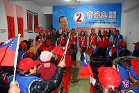　第八屆立法委員候選人曹爾忠東引鄉競選總部成立，支持者高呼「凍蒜」。（圖／文：陳其敏）