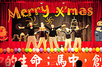 馬祖高中延續傳統在聖誕節前夕舉辦聖誕晚會,歌唱比賽、熱舞表演等活動,讓現場歡笑、尖叫聲此起彼落,氣氛High到不行。(圖/文:曹重偉)