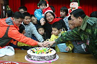 敬恆國民中小學迎接聖誕節,舉辦親職教育、慶生等系列活動,溫暖了整個西莒島。(圖/文:陳樂團)