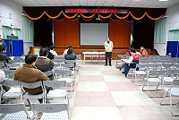 　介壽國中小昨天舉行禮堂暨司令台改建工程說明會，出席家長代表及鄉親多數反對保留原樣，建議一切以校園規劃及學生需求為主，回憶就到校史館，學生必須要在安全無虞的環境下學習。（圖／文：劉秋月）