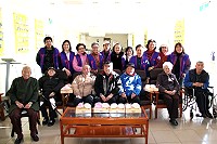 　旅居台灣的台北市中華愛心會馬祖成員，返鄉仍不忘前往大同之家探視老人家，送上可口點心及年節加菜金。（圖：曹以鋒提供）