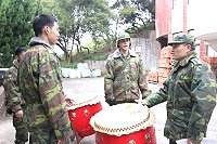 政戰主任何上校日前於介壽堂預檢舞龍、官將首與戰鼓等表演活動。(圖/文:彭家慶)