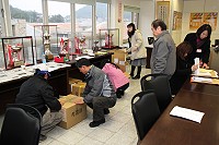 100年地方特考昨進行最後一天考試,下午試務人員試卷裝箱密封。(圖:曹以鋒提供)