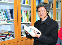 衛生局由地區資深醫師謝春福接掌,各項業務及為民服務工作是蒸蒸日上、更勝於前,他有信心繼續維持鄉親對衛生醫療的高滿意度。(圖/文:曹重偉)