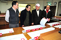 第十三任總統副總統暨第八屆立法委員選舉展開選舉人名冊公告閱覽,至十二月廿九日為止;縣選委會主委副縣長林星寶專程前往南竿鄉公告閱覽視察,提醒有需要民眾逕自前往各鄉陳列處閱覽。(圖/文:曹重偉)