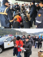 移民署基於兩岸共同打擊犯罪及司法互助之協議,將8名分別在大陸遭查獲的煙毒、詐欺等台籍刑事犯搭乘「海峽號」押解遣返馬祖,在警方戒護下搭乘班機赴台接受偵訊。(圖/文:曹重偉)