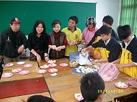 　桃園縣馬祖同鄉會推廣馬祖美食，至大成國中進行美食DIY。（圖：桃園縣馬祖同鄉會提供）