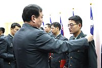 　任指揮官為晉陞人員進行授階儀式。（圖／文：曾俊諺）